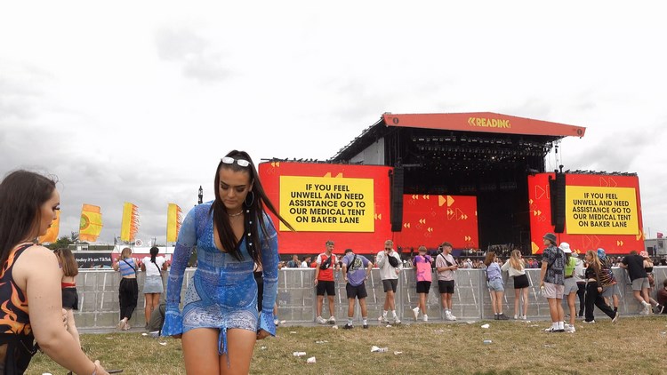 Scratchy Shooter Sexy Girl in Festival Booty