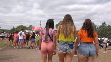 Scratchy Shooter friends Big Booty in Festival