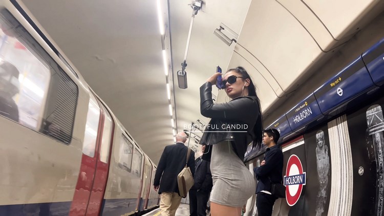 BootyfulCandid Amzing Big Booty Beautiful Legs on the Subway